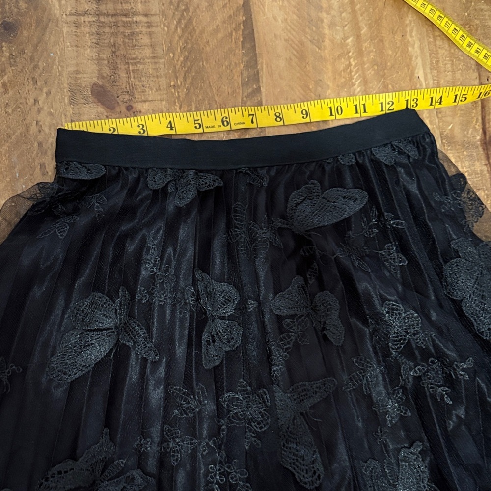 Elegant Black Lace Overlay Skirt - Picture 6 of 8